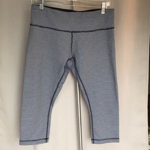Lululemon size 10 Yoga crops